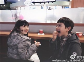 夏天、诺伊、霓娜混血宝宝圣诞合体 两家团聚独缺他