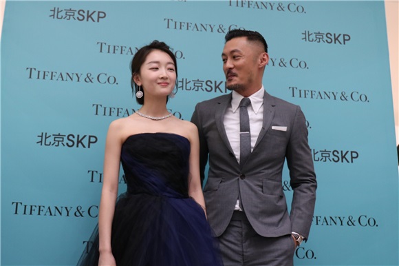 「宇宙夫妇」合体出席Tiffany活动 余文乐「老司机」频频逗乐周冬雨互动暧昧默契