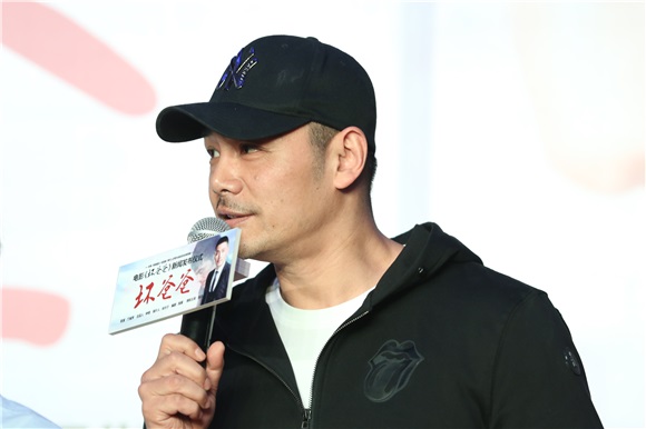 《坏爸爸》北京启动发布会 邵兵深情诠释「坏爸爸」特质2月28日,电影《坏爸爸》在京举办新闻发布会,导演兰城序,编剧陈骥,主要邵兵,孔琳等悉数亮相。华表奖影帝,实力派演员邵兵这些年塑造过无所经典角色。此次加盟《坏爸爸》剧组,邵兵坦言是看中了剧本的主题,这部电影展示了亲情与孝道,与以往的硬汉形象不同,身为两个孩子的父亲,他能更深的体会到一个合格的父亲的辛苦与不易。谈到坏爸爸的特质,邵兵表示「我自己也是两个孩子的父亲,能够深刻体会到一个合格的父亲的辛苦与不易,男人没有孩子的时候还是孩子,当了父亲以后,才感觉身上的责任重大。」邵兵还深情回忆起生活中和儿子相处的趣事,「我前几天去拍戏的时候忘带了手机,结果我12岁的儿子急忙打车把手机送到机场,我说要给他打车钱,他还不要,我一下子就特别感动,他变得特别懂事。」