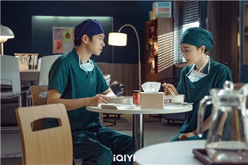 《关于唐医生的一切》秦岚片场笑到妆花 合作魏大勋直呼「他太搞笑了」