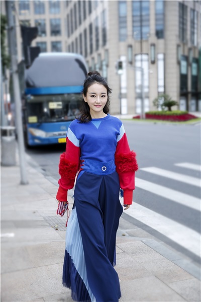 新人张婷馨出席时装周,释放自我亮眼吸睛