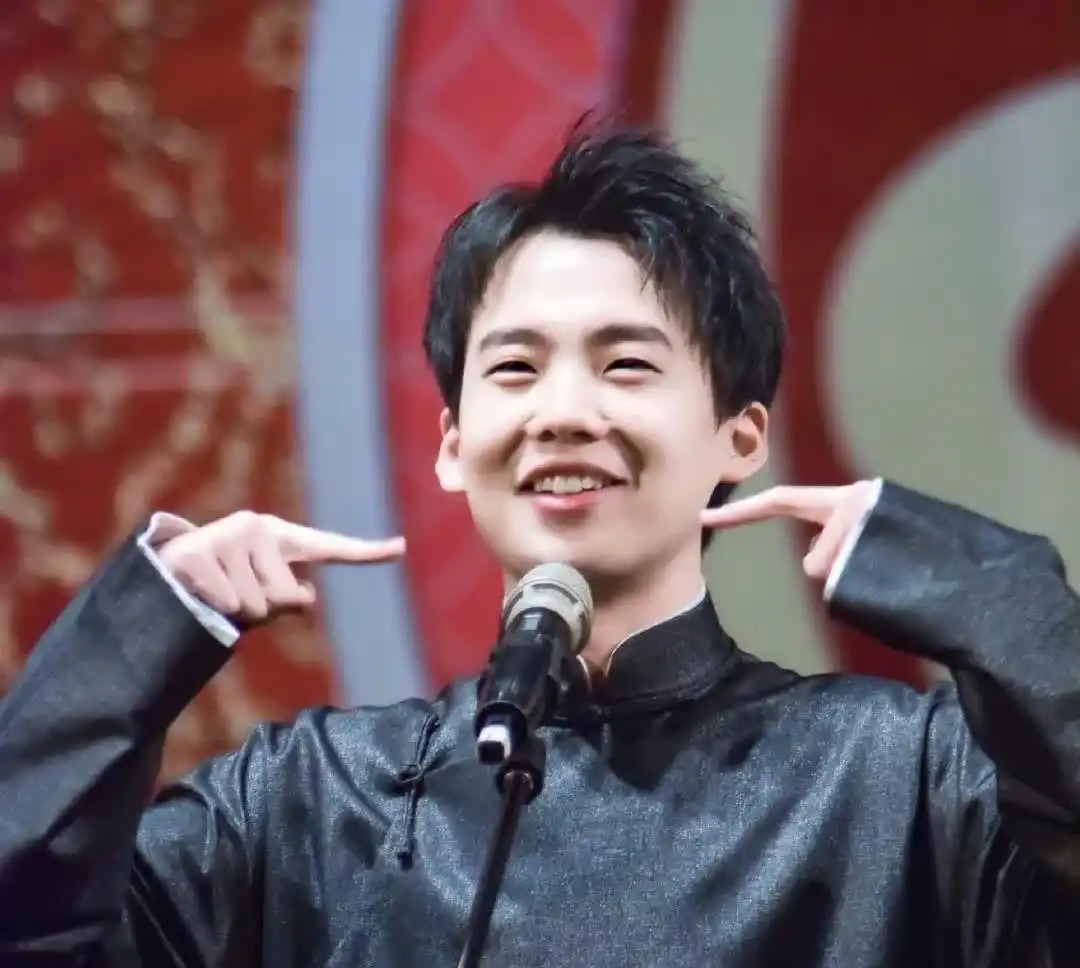 郭麒麟回应德云社继承人争议：先给父亲郭德纲及师傅办告别演出