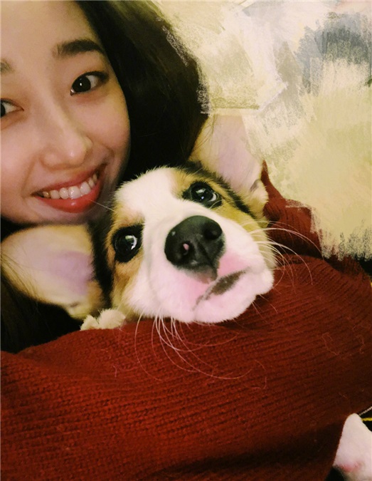 蒋梦婕晒萌宠合影感慨新年开工:收获满满知足常乐