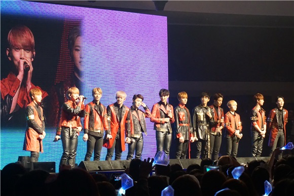韩国13人男团Seventeen演唱会