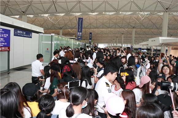 韩团XEO成员离港 粉丝热情道别