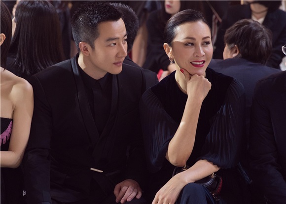 黄轩亮经典黑色西装帅气去亮相 变儒雅绅士尽显气宇非凡