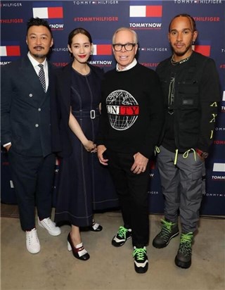 余文乐与老婆王棠云伦敦甜蜜看秀 圆脸被网友笑称：幸福肥！