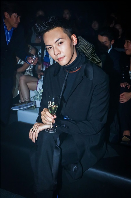 陈伟霆受邀出席《Vogue》庆祝派对 即兴表演引爆全场高潮