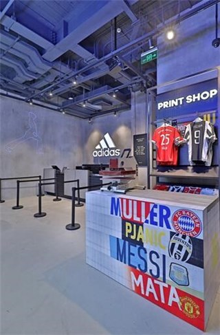 阿迪达斯上海品牌中心店内PrintShop个性签名定制区