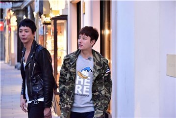 贾乃亮、信变“街拍boys