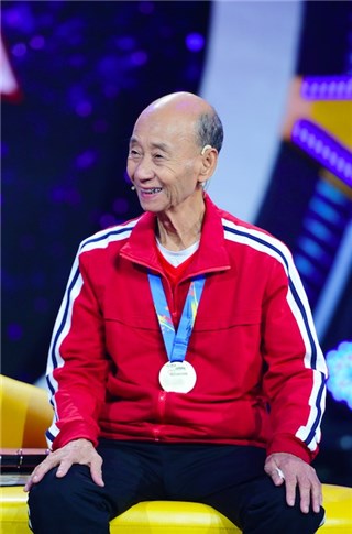 87岁汪锦标老人神采奕奕