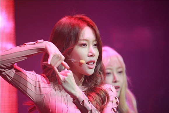 女团MelodyDay举行迷你2辑《KISS ON THE LIPS》发售showcase