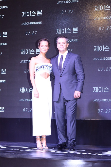 〈Yes 首尔现场〉艾莉西亚性感白裙大秀好身材 麦特戴蒙帅气同框
