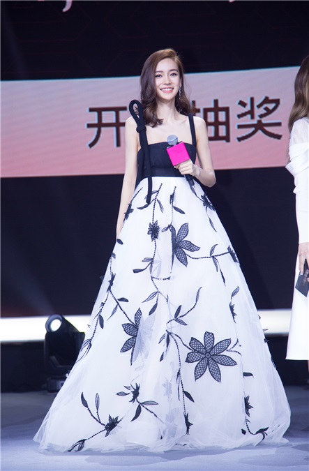 Angelababy黑白礼裙优雅亮相 现场即兴演唱惊艳粉丝