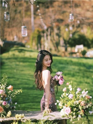 杨颖生日变身精灵公主！金发绿色闪光裙美到发光