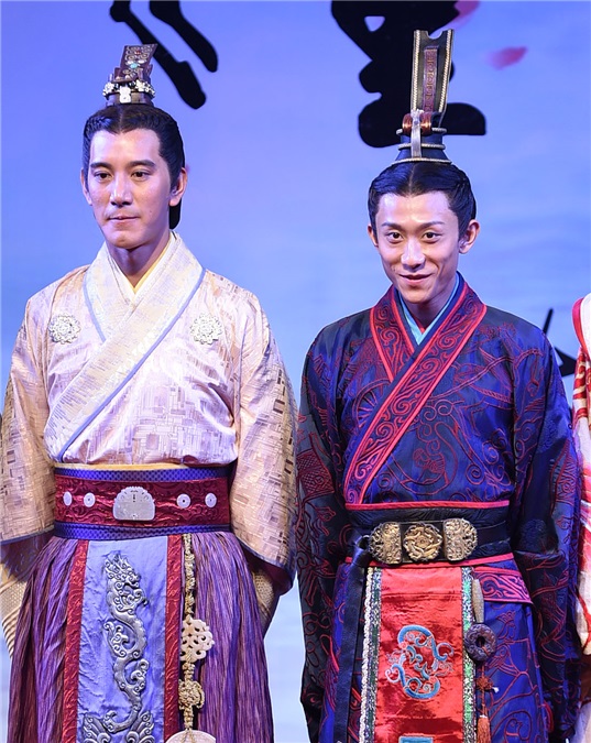 张含韵玩穿越脸圆似福娃显呆萌 张一山古装显丑、沈梦辰灿笑露双下巴