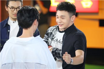 李荣浩与男选手热烈交谈