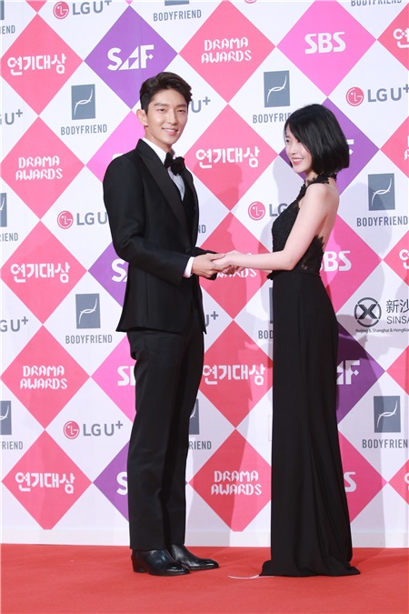 2016sbs演技大赏举行 朴信惠、李准基、IU、李敏镐等出席红毯