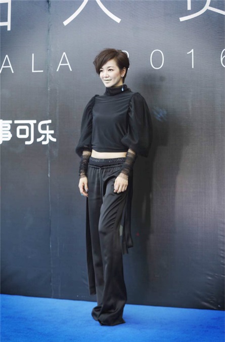 阿雅出席MTV亚洲金曲大赏 劲酷冷感造型亮相红毯