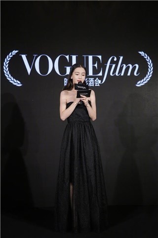 (图:Angelababy为本次时装电影酒会做精彩开场)