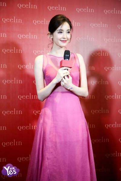 〈Yes 北京现场〉古力娜扎出席品牌活动 粉色及地长裙尽显甜美优雅