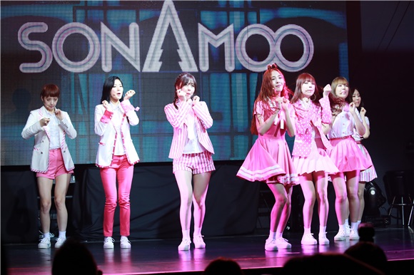 女团SONAMOO29日上午在首尔麻浦区举行第三张迷你专辑发行纪念《Showcase》