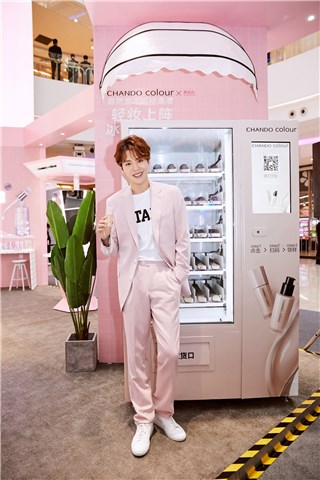 ​徐海乔一身粉色西装引关注 网友：简直就是教科书层级的穿法
