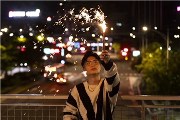 萧秉治X葛大为首度联手合作2022年末心碎祝福单曲 一听就爱上《外人》
