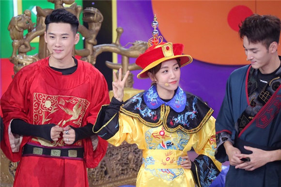 杨蓉黄袍加身变「蓉帝」 上「大牌」被疑搞事情