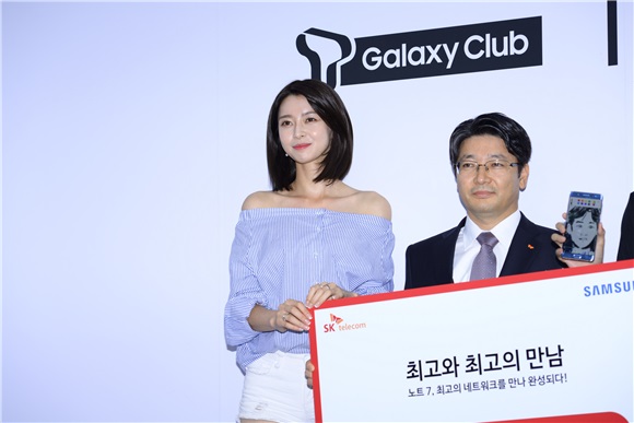 朴明秀与Hello Venus娜拉出席三星发布活动