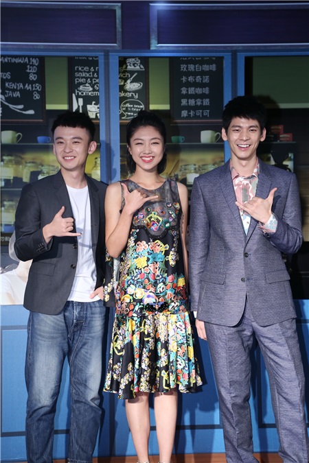 董子健、颜卓灵、林柏宏等出席电影《六弄咖啡馆》首映会