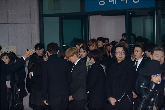 韩国SM娱乐旗下男团SHINee主唱金钟铉葬礼举行