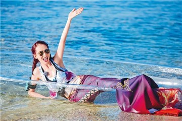 蔡少芬变身美人鱼晒身材  47岁的她仍见优美「S」身形