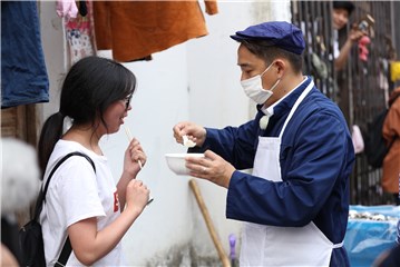 黄磊给顾客喂馄饨