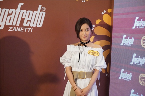 梁咏琪、黎诺懿、廖碧儿、麦明诗等出席餐厅的揭幕礼