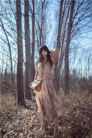 柳岩碎花长裙化身春天精灵 唇色娇艳发丝裙摆飘逸