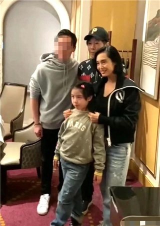 朱茵一家三口罕见同框 8岁女儿精致秀气越来越像妈