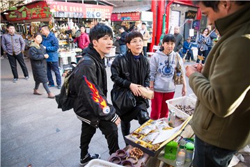 大张伟母子集市闲逛