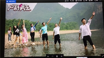 影片让观众进入一段“众女捧男”的梦境般快乐生活境界