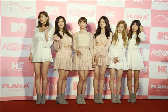 韩国女团APINK出席独家MTV进棚记者会