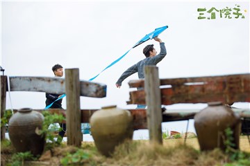 兄弟俩放飞小风筝