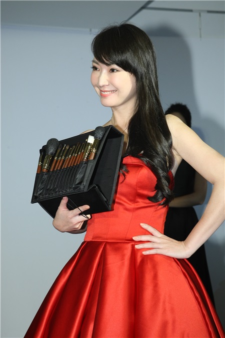 王俐人出席情人节彩妆活动