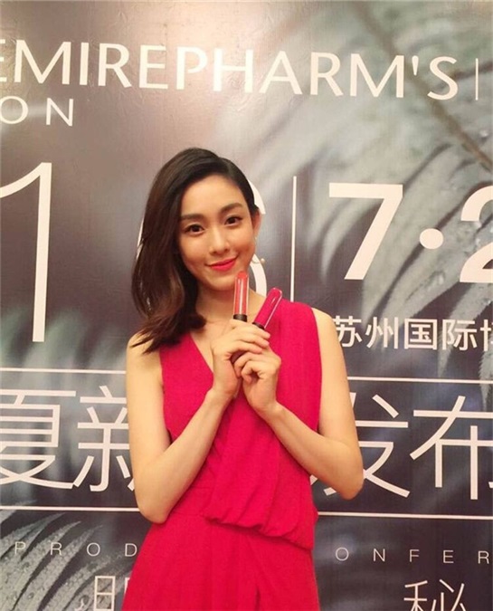 范玮琪性感红裙温婉可人 颜值被赞九五后