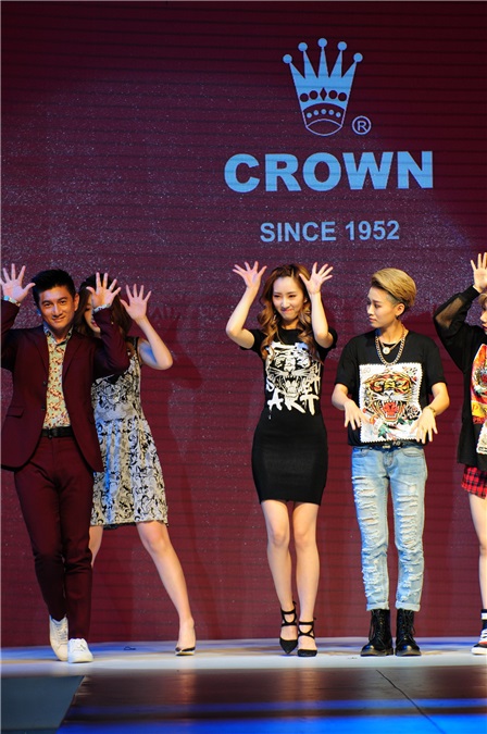 吴奇隆出席CROWN行李箱代言活动 与粉丝合影甘当「人肉背景板」
