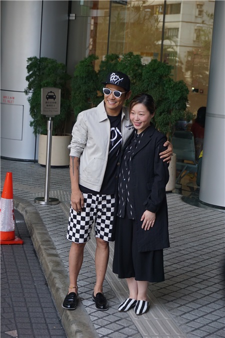 杜德伟、太太李晓冰「产後出院见记者」