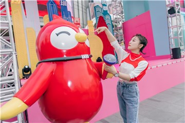 丁当高人气引路人驻足，《全民挑战者》深圳站排队到马路对面