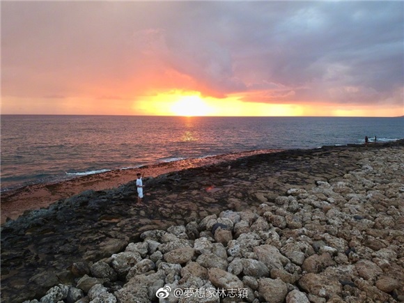 实习崴:林志颖夕阳照又一波 网友推测度假地点在台湾?