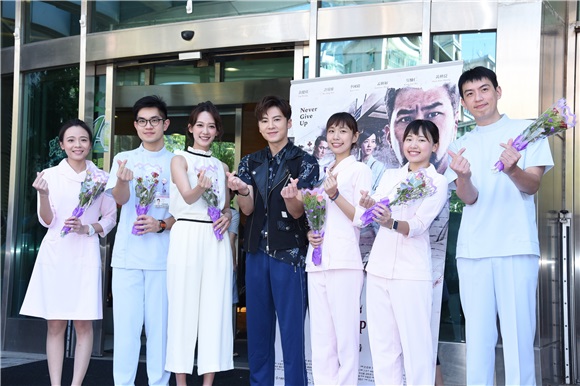 李国毅.孟耿如温馨过白色七夕 向第一线医疗人员表达敬意