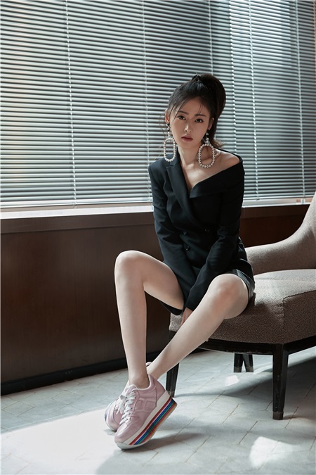 张天爱黑色礼服露香肩 大长腿吸睛满分