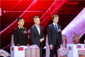 杨易与对手安德鲁在赛前都很放松